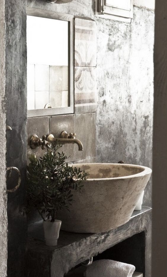 Bagno rustico con lavabo in marmo