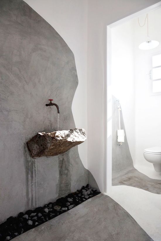 Bagno rustico con lavabo in pietra inclinato